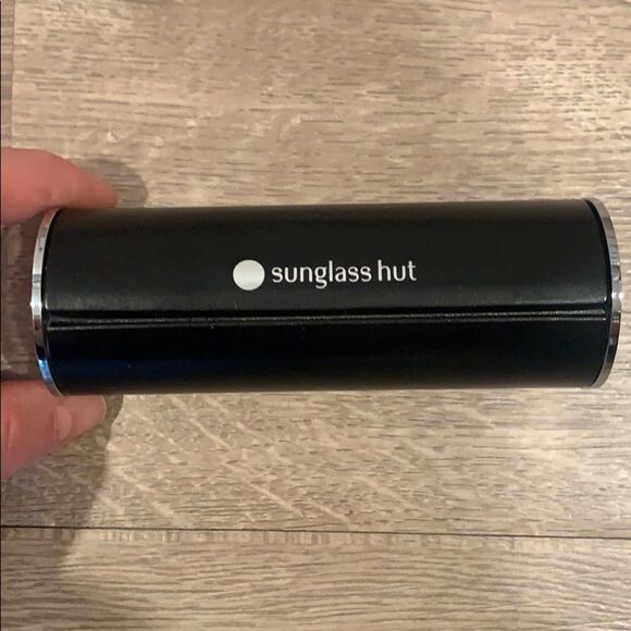 🎉1 hr sale 🎉Sunglasses hut box/cloth - Picture 1 of 8